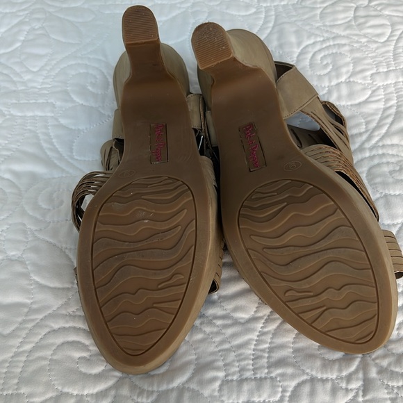 Pink and Pepper. Beige high heel sandals. Size 9 - Picture 7 of 7